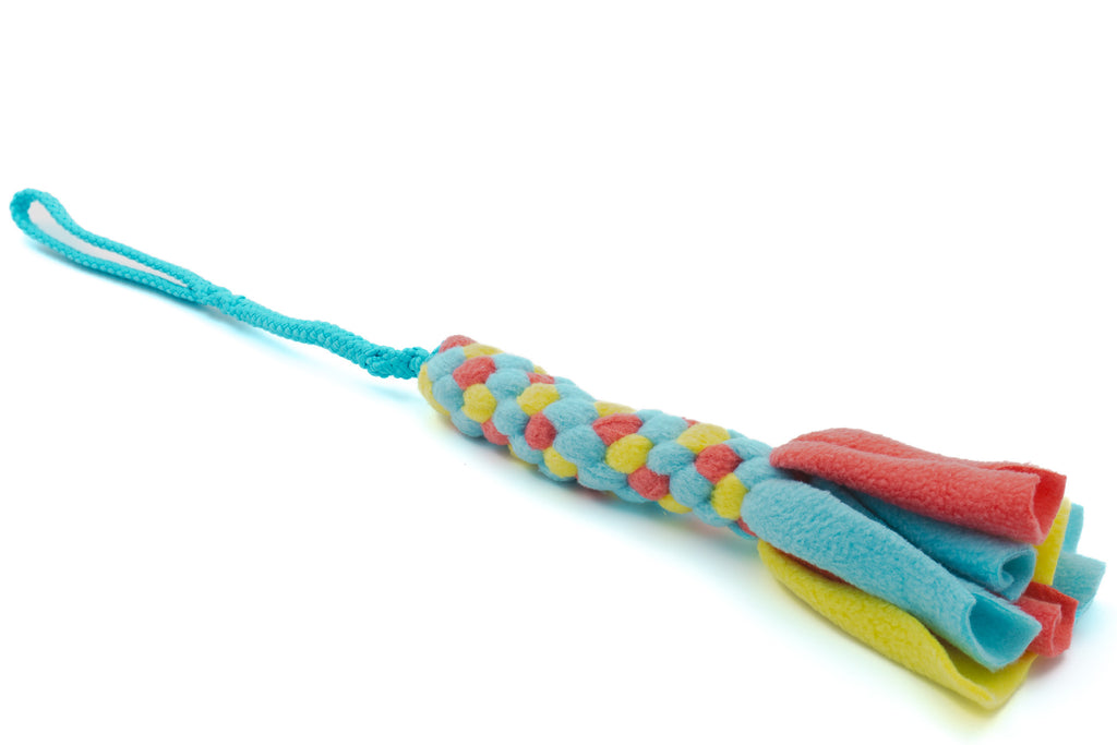 Trekspeelgoed in jaszakformaat met 8mm PPM touw in de kleur turquoise en fleece in de kleuren geel, aqua en koraal