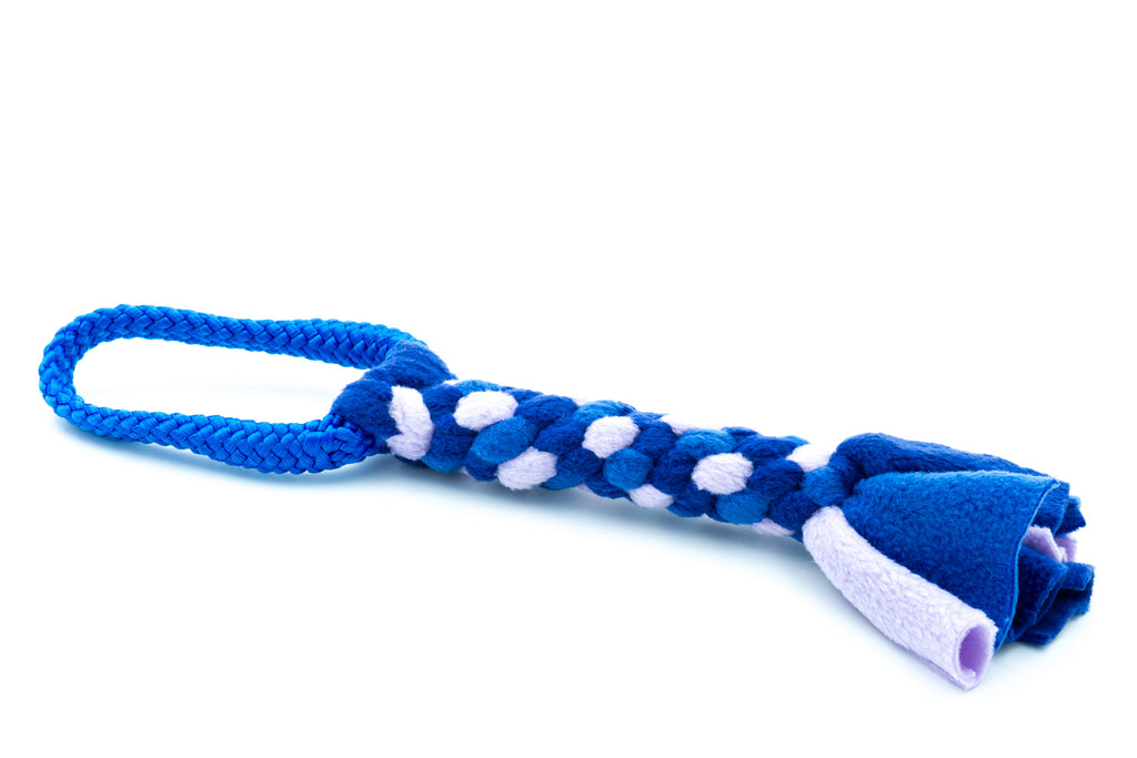 Trekspeelgoed in jaszakformaat met 12mm PPM touw in de kleur Electric Blauw en fleece in de kleuren Indigo, blauw en lavendel