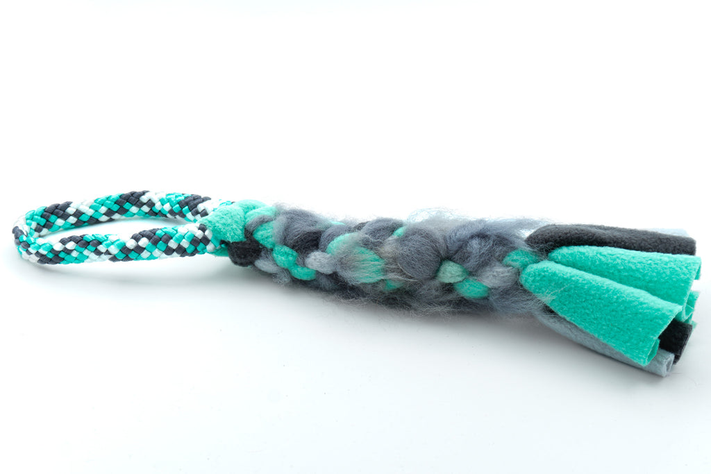 Hondenspeelgoed jaszakformaat met 12 mm PPM-touw in de kleur mint camo en fleece in de kleuren turquoise, donkergrijs en lichtgrijs met grijze schapenvacht