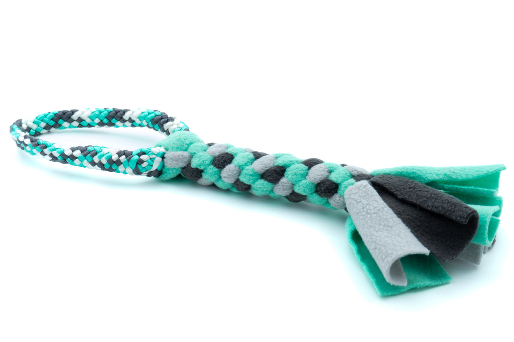 Trekspeelgoed in jaszakformaat met 12mm PPM-touw in de uitvoering Mint Camo en fleece in de kleuren Turquoise, donkergrijs en lichtgrijs