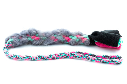 Trektouw voor kleine honden - Boefjestug met 8mm PPM touw in de uitvoering Arizona Green Tea en bijpassende fleece in de kleuren turquoise, fuchsia en antraciet met grijze schapenvacht