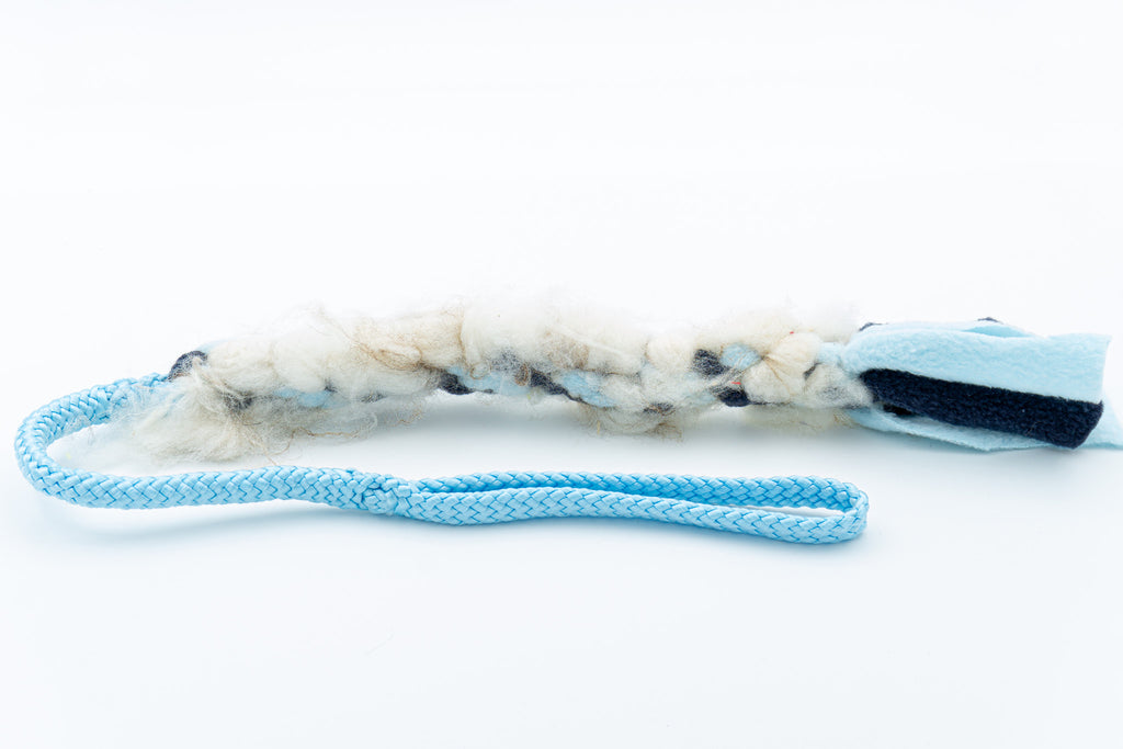 Trektouw voor kleine honden - Boefjestug met 8mm PPM touw in de kleur babyblauw en bijpassende fleece in de kleuren Navy en Lichtblauw met lichte gemêleerde schapenvacht