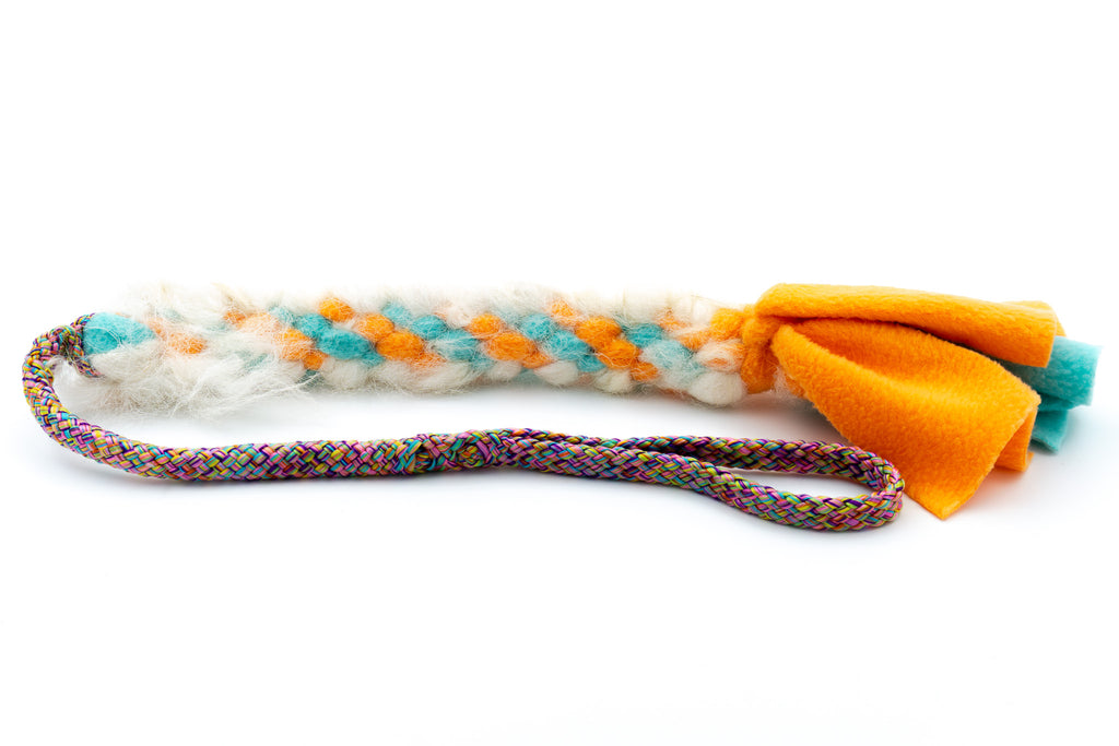 Trektouw voor kleine honden - Boefjestug met 8mm PPM touw in de uitvoering Flowerpower en bijpassende fleece in de kleuren turquoise en oranje met lichte schapenvacht