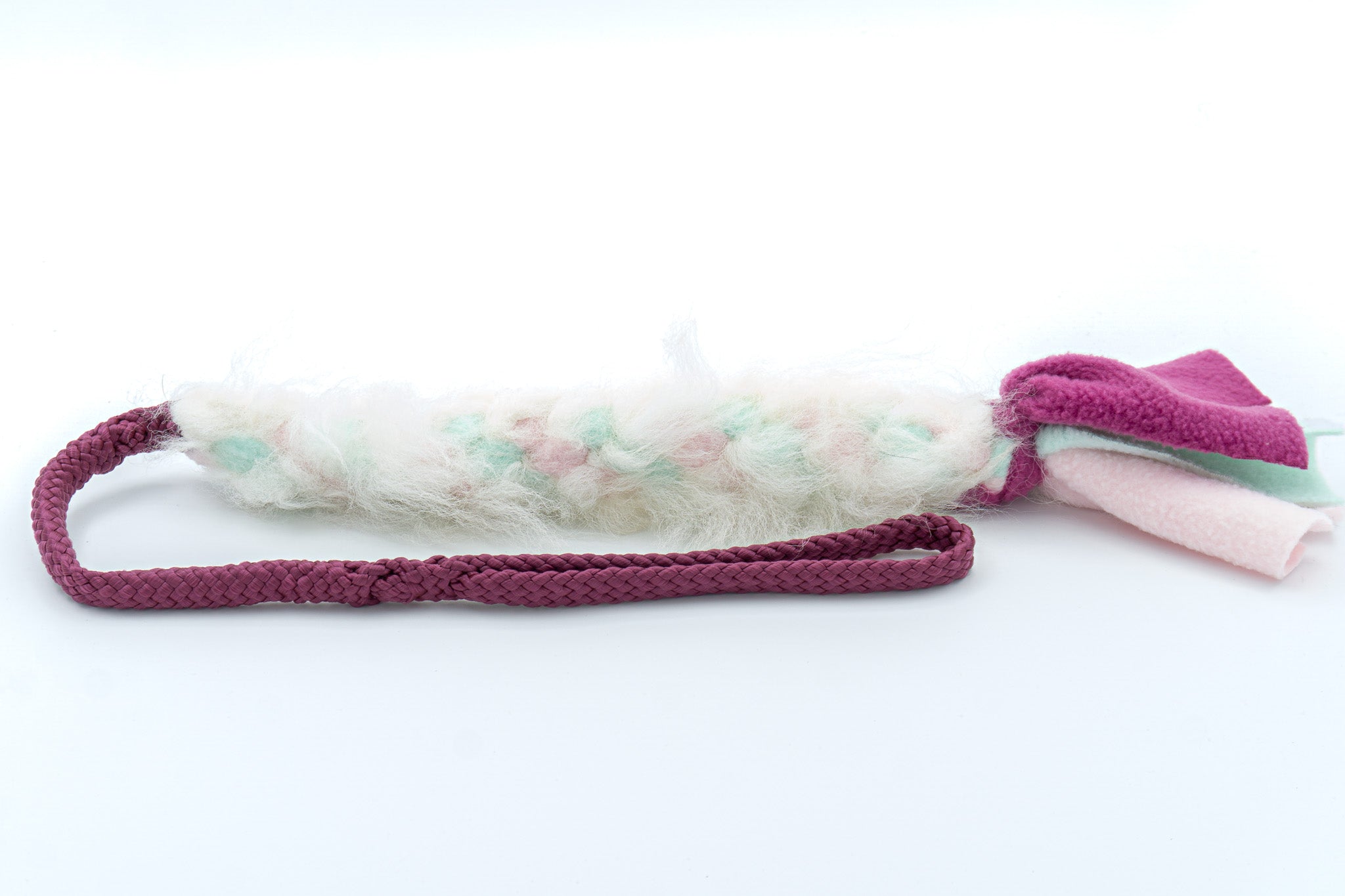 Trektouw voor kleine honden - Boefjestug met 8mm PPM touw in de kleur aubergine en fleece in de kleuren cassis, zacht mint en zacht roze met lichte schapenvacht